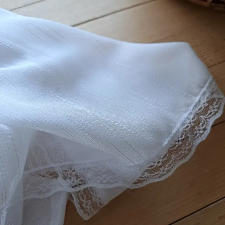مینی اسکارف حریر ژولی سفید و مشکی ابعاد 70 در 70 در 100 حاشیه دانتل دوزی شده