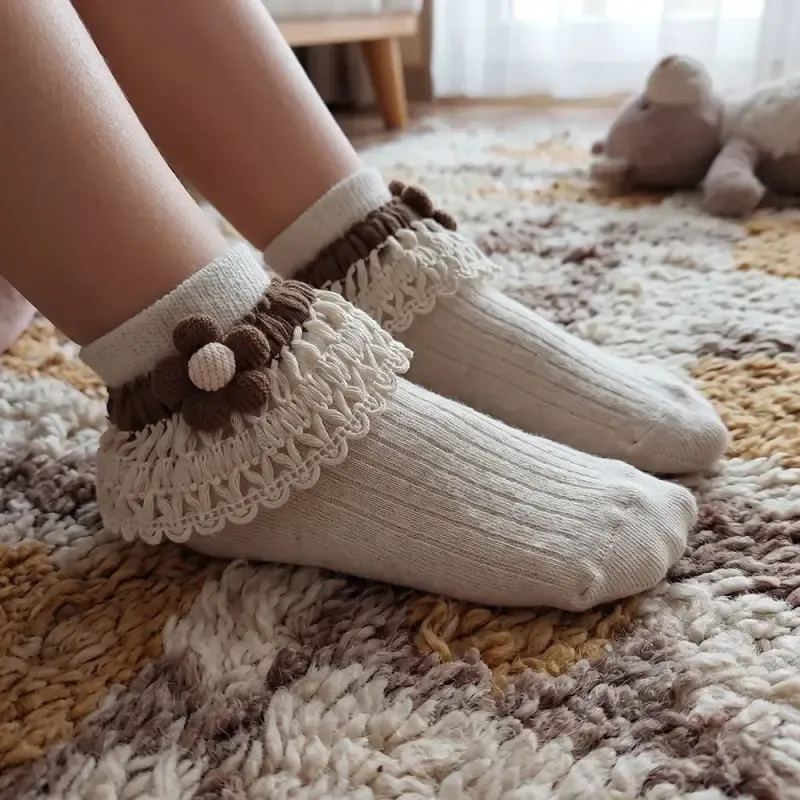 جوراب مجلسی دخترانه تک گل رنگ کرم پنبهای (تخفیفدار)