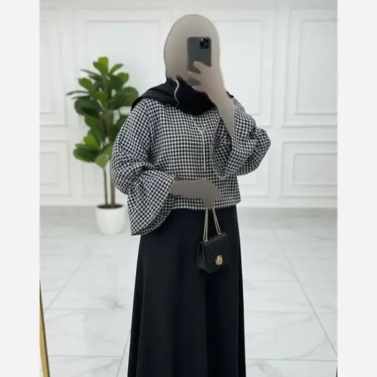 ست دامن مازراتی و شنل موهر فری سایز رنگ سفید مشکی و مشکی شکلاتی